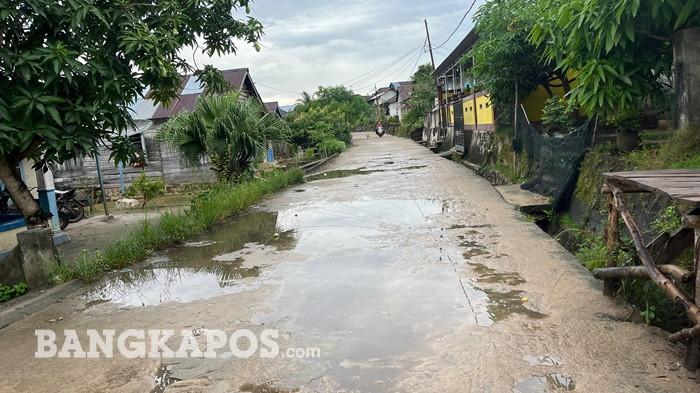 JALAN RUSAK -- Kondisi jalan di Desa Pongok, Bangka Selatan, tampak mengalami kerusakan di sejumlah titik, Sabtu (16/5/2026). Warga berharap pemerintah segera melakukan perbaikan agar akses masyarakat di wilayah kepulauan lebih mudah dan aman dilalui.