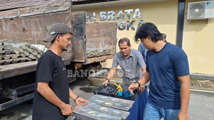 PENCURIAN -- Barang bukti balok timah dan uang tunai, saat dihadirkan dalam konferensi pers di Mapolres Bangka, Senin (18/5/2026).