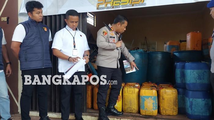 BBM SUBSIDI -- Kapolres Bangka Selatan, AKBP Agus Arif Wijayanto bersama jajaran ketika menunjukan barang bukti BBM subsidi di Gudang Barang Bukti Polres setempat, Selasa (19/5/2026). Total terdapat enam ton solar subsidi yang diduga akan diselundupkan.