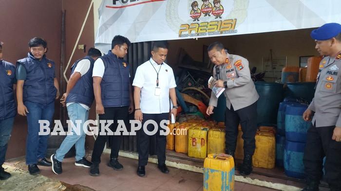 BBM SUBSIDI -- Kapolres Bangka Selatan, AKBP Agus Arif Wijayanto bersama jajaran ketika menunjukan barang bukti BBM subsidi di Gudang Barang Bukti Polres setempat, Selasa (19/5/2026). Total terdapat enam ton solar subsidi yang diduga akan diselundupkan.