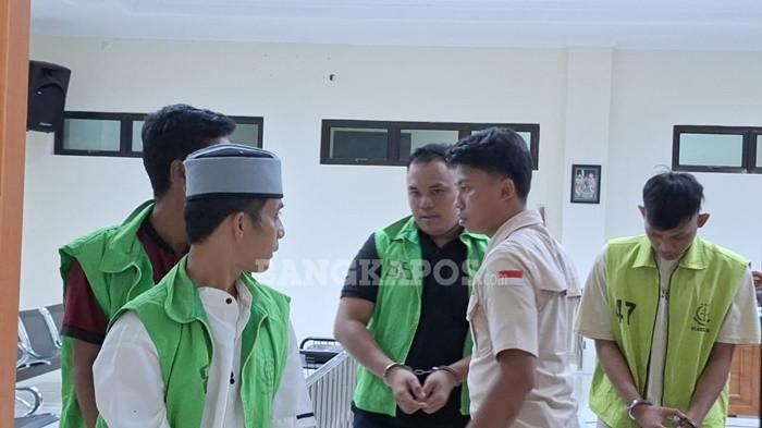BBM ILEGAL -- Terdakwa Aldio Abiansyah (kaos hitam), kondisi tangan diborgol setelah menjalani sidang dengan agenda pembacaan putusan dari majelis hakim Pengadilan Negeri Sungailiat, Rabu (20/5/2026)