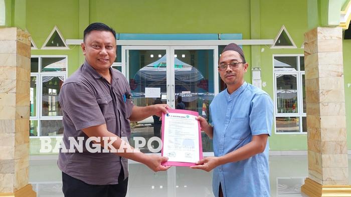 SERAHKAN SAPI -- Kepala Bagian Personalia dan Umum PT Duta Putra Lexindo (Bolesa), Irwan Purnama ketika menyerahkan sapi CSR kepada pengurus Masjid Al-Anshor Perumnas UPTB Toboali, Senin (25/5/2026). Adapun sapi diserahkan jenis simetal dengan berat mencapai 375 kilogram.