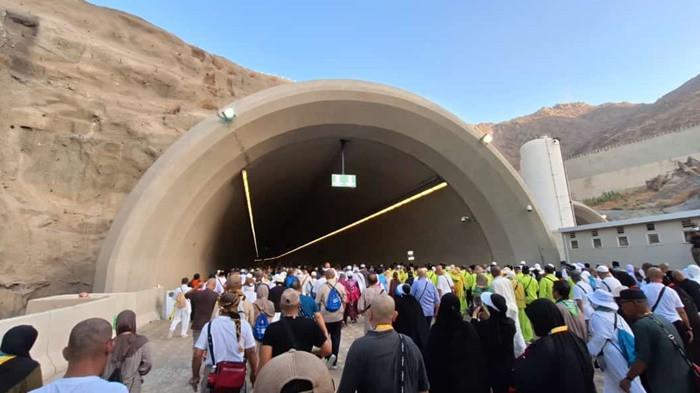 JEMAAH HAJI -- Foto saat jemaah haji Babel berada di terowongan Mina dan di jamarot saat pelemparan jumrah, dengan kondisi suhu pukul 11.25 WAS, 37 derajat celsius.