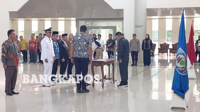LANTIK PEJABAT -- Bupati Bangka Selatan, Riza Herdavid ketika melantik dan mengukuhkan 114 pejabat di Gedung Serbaguna Junjung Besaoh, Jumat (29/5/2026) sore. Jabatan dirotasi mulai dari sekretaris, camat hingga lurah.