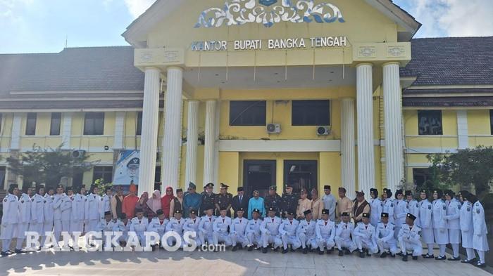FOTO BERSAMA -- Bupati Bangka Tengah Algafry Rahman bersama Forkopimda dan anggota Paskibraka berfoto bersama usai pelaksanaan peringatan Hari Lahir Pancasila yang berlangsung di halaman Kantor Bupati Bangka Tengah, pada Selasa (2/6/2026).