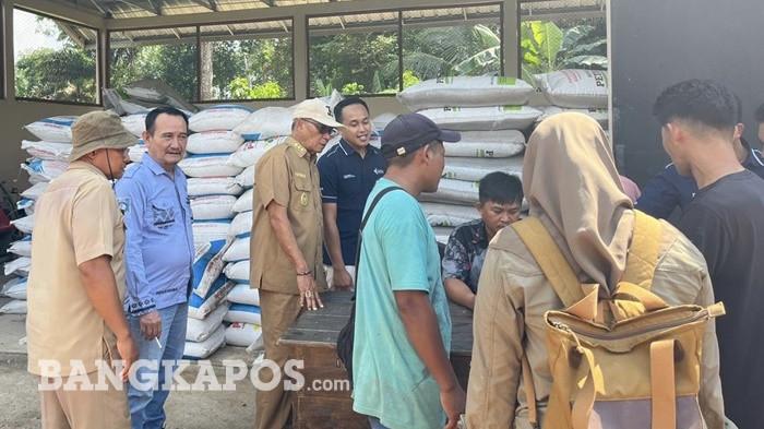 PENYERAHAN PUPUK SUBSIDI — Wakil Bupati Bangka Barat, Yus Derahman bersama instansi terkait saat menyerahkan pupuk subsidi kepada para petani padi sawah di Kecamatan Tempilang, Selasa (2/6/2026).