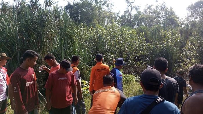 CARI ORANG HILANG — Tim SAR Gabungan melalukan pencarian orang hilang di kebun dekat Sungai Butun, Desa Tugang, Kecamatan Kelapa, Bangka Barat, Kamis (4/6/2026).