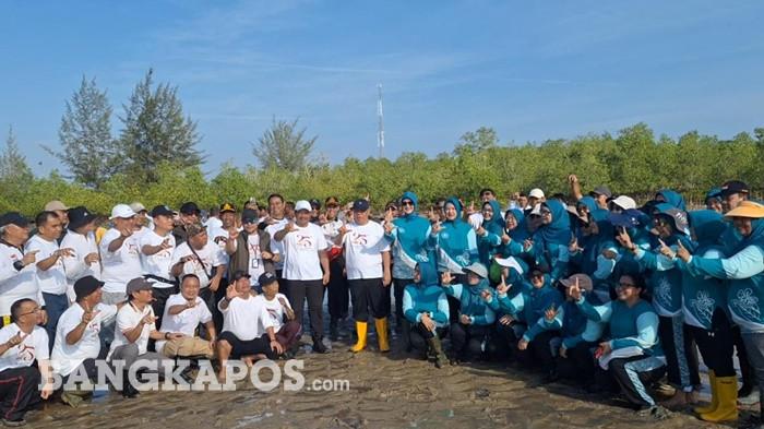 Momen pelaksanaan penanaman mangrove dalam rangka Hari Lingkungan Hidup dan Hari Kesatuan Gerak PKK ke 54 yang dilakukan Gubernur Hidayat Arsani di Desa Baskara Bakti, Kabupaten Bangka Tengah, Jumat (5/6/2026).
