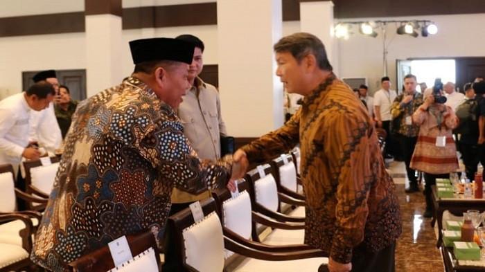 Gubernur Babel Hidayat Arsani saat bersalaman dengan Hashim Djojohadikusumo