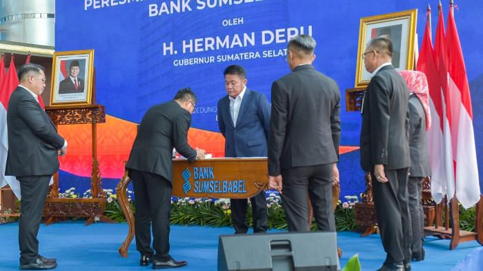 Muhammad Suryadi resmi dilantik sebagai Direktur Utama Bank Sumsel Babel (BSB), Senin (8/6).