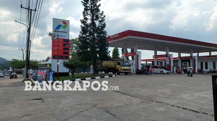SPBU DESA GADUNG --  Kondisi antrean kendaraan di SPBU 24.331.71 Desa Gadung, Rabu (10/6/2026). Mulai hari ini harga BBM non subsidi jenis Pertamax mengalami kenaikan menjadi Rp16.650 per liter.