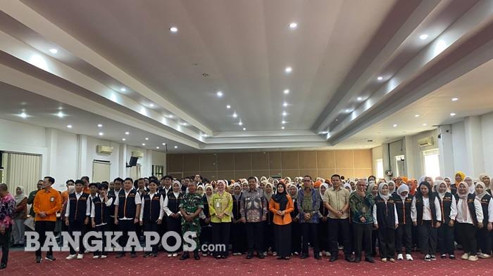 Foto bersama petugas lapangan untuk pelaksanaan Sensus Ekonomi (SE) 2026, Kamis (11/6/2026) di balai Betason Lantai I Kantor Wali Kota Pangkalpinang.