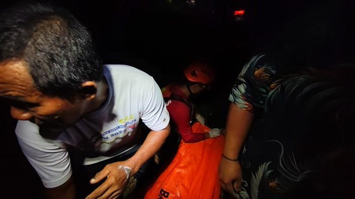 DITERKAM BUAYA -- Tim SAR gabungan ketika melakukan evakuasi terhadap korban, diterkam buaya di Desa Kusam, Kecamatan Belinyu, Kabupaten Bangka, Sabtu (26/9/2026).