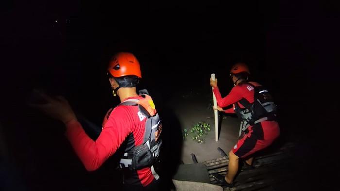DITERKAM BUAYA -- Tim SAR gabungan, saat melakukan proses pencarian warga yang diterkam buaya do Kecamatan Belinyu, Kabupaten Bangka, Sabtu (26/9/2026).