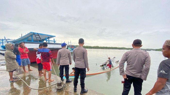 Dihantam Badai, Dua Perahu Nelayan Tenggelam, Oyet Selamat, Tedy Masih Hilang