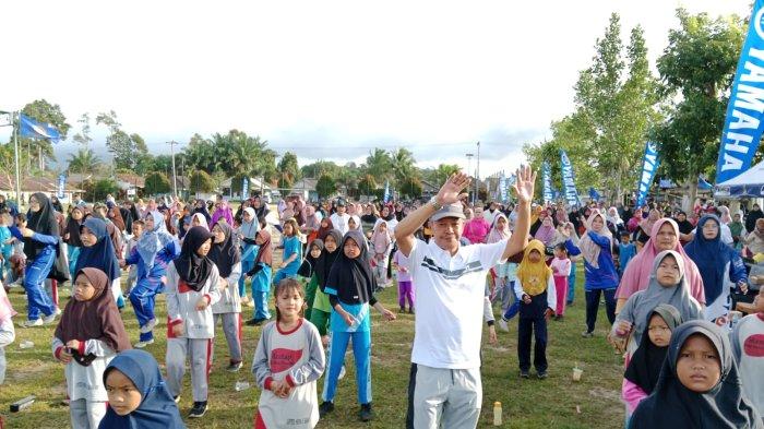 Rendra Basri Bantu 100 Paket Sembako untuk Lansia dan Yatim Piatu di Desa Dalil