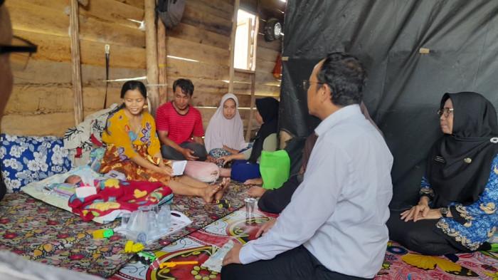Pemkab Bangka Tengah Serahkan Bantuan Bahan Pokok ke Keluarga Berisiko Stunting