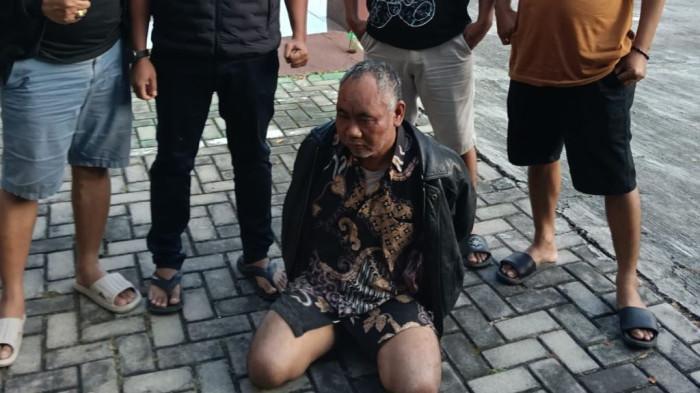 DITANGKAP - Polisi akhirnya menangkap Ashari, tersangka kekerasan seksual terhadap santriwati di Pondok Pesantren Ndholo Kusumo, Desa Tlogosari, Kecamatan Tlogowungu, Pati. Hal itu tampak dalam unggahan status WhatsApp pribadi Kasat Reskrim Polresta Pati, Kompol Dika Hadiyan Widya Wiratama pada Kamis pagi (7/5/2026).