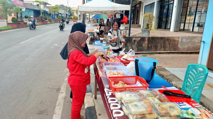 BERBURU TAKJIL - Pembeli memilih aneka takjil di Warung Jajanan Hafiz, Jalan Jendral Sudirman, menjelang waktu berbuka puasa, Senin (23/2/2026) sore. Puluhan jenis jajanan tradisional seperti laksan, mie kuah ikan, hingga jongkong diburu masyarakat dengan harga terjangkau mulai Rp1.000 hingga Rp5.000 per porsi.