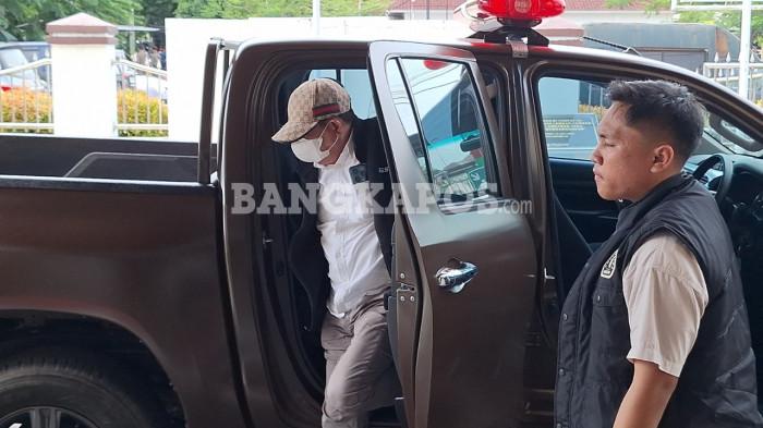 TERSANGKA KORUPSI DIBAWA-- Tersangka kasus korupsi tunjangan transportasi DPRD Babel, Dedy Yulianto, saat tiba di Kejari Pangkalpinang Kamis (13/11/2025)