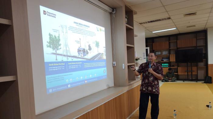 Hanif, narasumber dari PLTU Air Anyir menyampaikan materi tentang proses pembangkitan listrik dan pemanfaatan energi ramah lingkungan melalui presentasi interaktif.