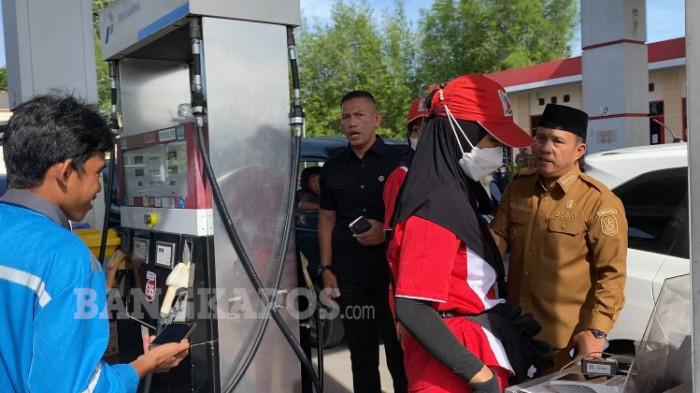 Bupati Bangka, Fery Insani saat berada SPBU 24.332.133 Kelurahan Parit Padang, Kota Sungailiat