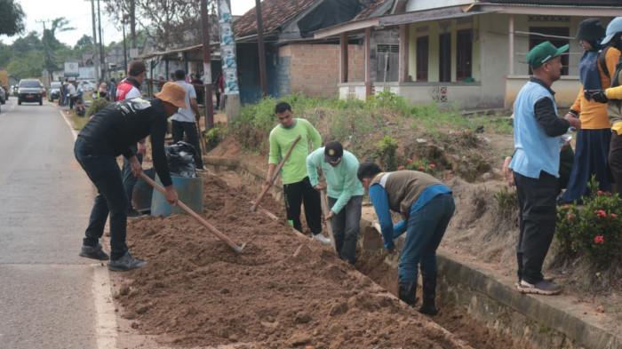 Pemkab Bangka Tengah Gotong Royong di Desa Belilik, Antisipasi Masalah Darainase di Musim Penghujan