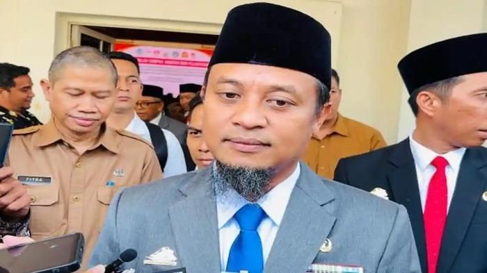 KASUS PEMECATAN GURU- Gubernur Sulawesi Selatan (Sulsel), Andi Sudirman Sulaiman di Kantor Gubernur Sulsel, Selasa (14/10/2025) Gubernur Sulawesi Selatan, Andi Sudirman Sulaiman disorot tandatangani SK Pemberhentian Tidak Dengan Hormat (PTDH) terhadap dua guru SMAN 1 Luwu Utara (Dok Tribun Timur)