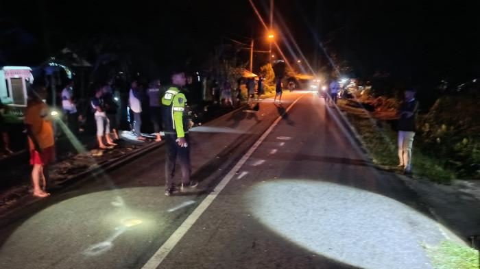 Salip Mobil di Depannya, Pengendara Motor Terlibat Tabrakan Adu Kambing ndi Air Batu Buding