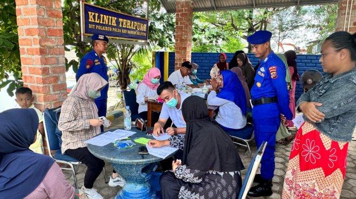 Polairud Gelar Klinik Terapung di Kapal Patroli yang Tak Bisa Keluar Akibat Pendangkalan di Jelitik