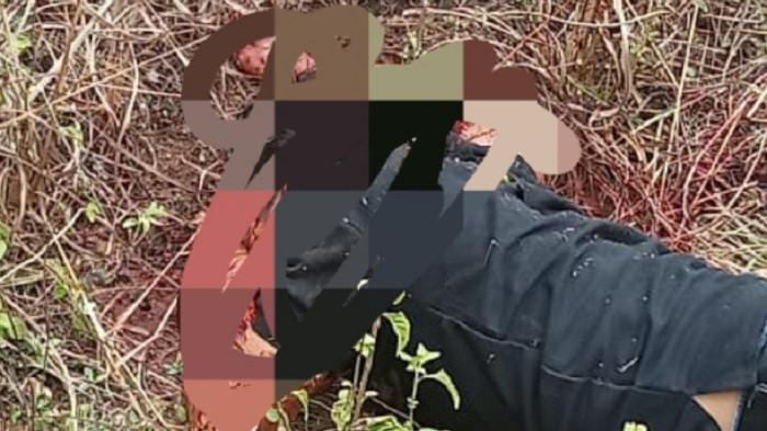 KORBAN PENGANIAYAAN - Rapik (40) warga Dusun Serdang, Desa Jelutung II ditemukan terkapar bersimbah darah di desa setempat, Rabu (12/11/2025). Saat ini korban sudah dibawa ke puskesmas untuk mendapatkan perawatan medis.