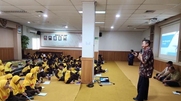 Para siswa SDIT Qurani Adh Dhuhaa Pangkalpinang mengikuti sesi pemaparan materi kelistrikan yang disampaikan tim PLN UPK Babel di ruang aula PLN UPK Babel