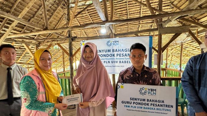 Manager PLN UP2K Babel yang merupakan wakil Srikandi PLN Babel, Yusmarti memberikan simbolis bantuan YBM PLN Babel berupa kafalah bagi pengajar di pondok Daar el-Ihsaan Petaling