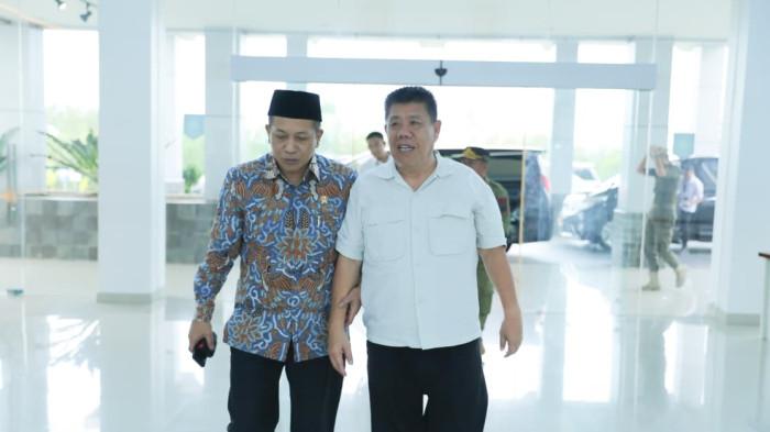 Gubernur Hidayat Antar Menkop ke Bandara, Ngobrol Sambil Nikmati Mie Koba saat Tunggu Keberangkatan