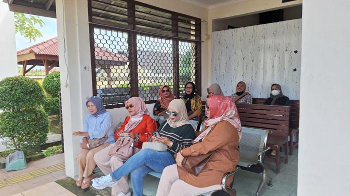 SIDANG HELLYANA-- Sejumlah mak-mak menunggu di ruang tunggu pengunjung, Pengadilan Negeri Pangkalpinang, Senin (17/11/2025).