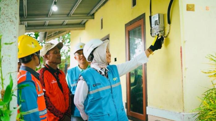 Ilustrasi penyalaan listrik PLN 24 Jam di Pulau dengan system Isolated di siang hari. Saat ini masyarakat tidak hanya bisa menikmati listrik di malam hari, namun di siang hari PLN hadir untuk membantu masyarakat beraktifitas dan mendukung peningkatan ekonomi masyarakat