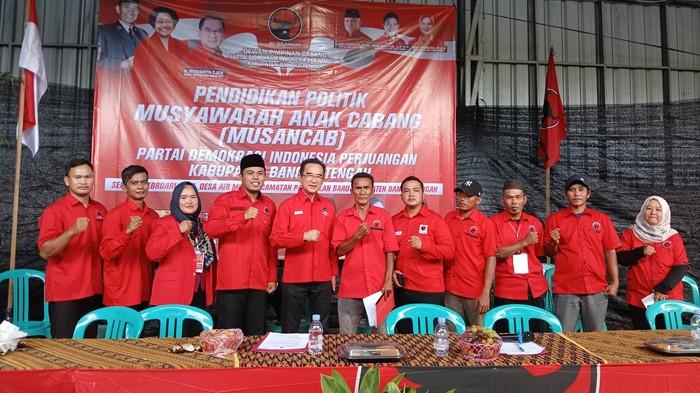 MUSANCAB PDIP BATENG - Wakil Bendahara Umum DPP PDI Perjuangan Rudianto Tjen, Ketua DPD PDI Perjuangan Bangka Belitung Didit Srigusjaya, Sekretaris DPD Imam Wahyudi, serta jajaran pengurus DPC PDI Perjuangan Bangka Tengah saat hadir di acara Musyawarah Anak Cabang (Musancab) PDI Perjuangan se-Kabupaten Bangka Tengah, Senin (9/2/2026).
