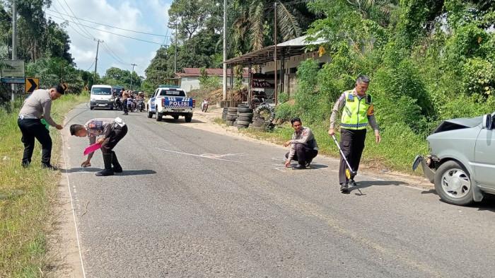 OLAH TKP KECELAKAAN - Satlantas Polres Bangka Tengah melakukan olah TKP usai terjadinya kecelakaan lalu lintas di Jalan Raya Sungaiselan, Desa Beruas, Kecamatan Simpang Katis, Jumat (20/3/2026).