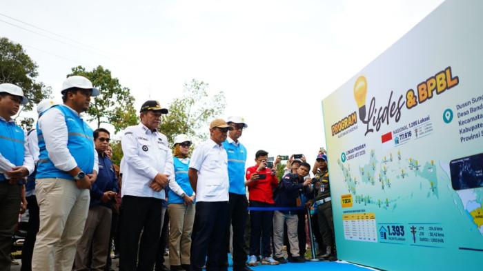 Menteri Energi dan Sumber Daya Mineral, Bahlil Lahadalia (kedua dari kanan) didampingi Bupati Musi Banyuasin, M. Toha Tohet (kedua dari kiri), Direktur Utama PLN, Darmawan Prasodjo (kanan), dan General Manager PLN Unit Induk Distribusi Sumatera Selatan, Jambi, dan Bengkulu, Adhi Herlambang (kiri) melihat paparan walking gallery saat meninjau lokasi proyek Program Listrik Desa di Desa Bandar Jaya, Musi Banyuasin, Sumatera Selatan (16/10).