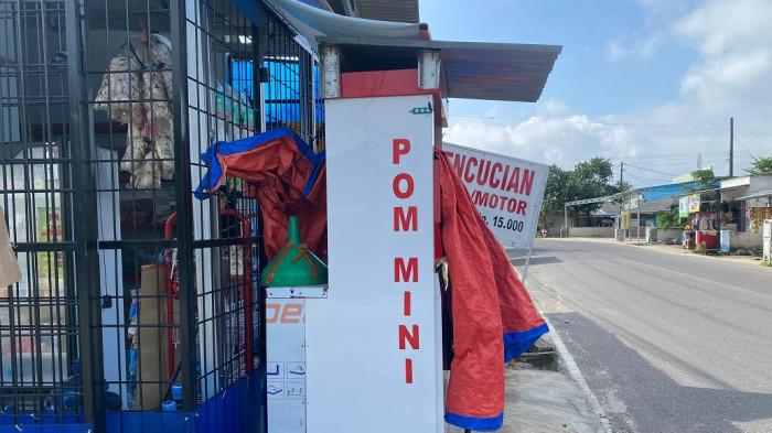 Pom Mini dipengecer di Jalan Depati Hamzah Air Itam Pangkalpinang kosong, terpal menutup Pom Min pengisian menandakan bensin kosong pada toko tersebut, Senin (17/11/2025) pagi.