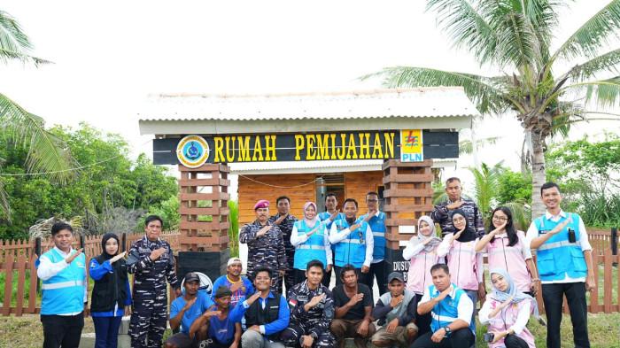 PLN UIW Bangka Belitung menyalurkan bantuan TJSL melalui program Kampung Bahari Nusantara binaan Lanal Babel, dengan pemasangan rumpon hybrid dan budidaya cumi berkelanjutan di Belinyu, Bangka (04/05/2026).