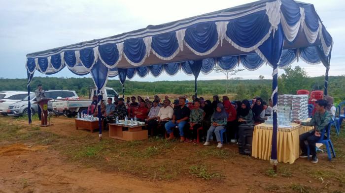 Program Tanam Perdana Kelapa Sawit Pola Plasma Mandiri di Desa Air Belo oleh PT Gunungsawit Bina Lestari pada Kamis (20/11/2025).