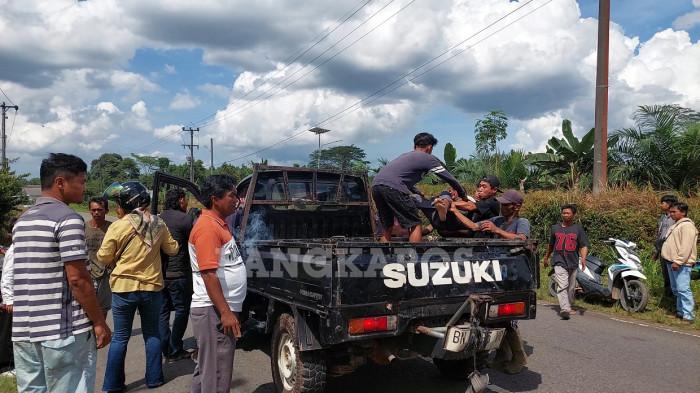 KECELAKAAN DI AIR GEGAS - Dua orang pengendara sepeda motor ketika terlibat kecelakaan di Simpang Jawa, Desa Airgegas, Kamis (7/11/2025). Tiga orang korban langsung dilarikan ke Puskesmas terdekat.