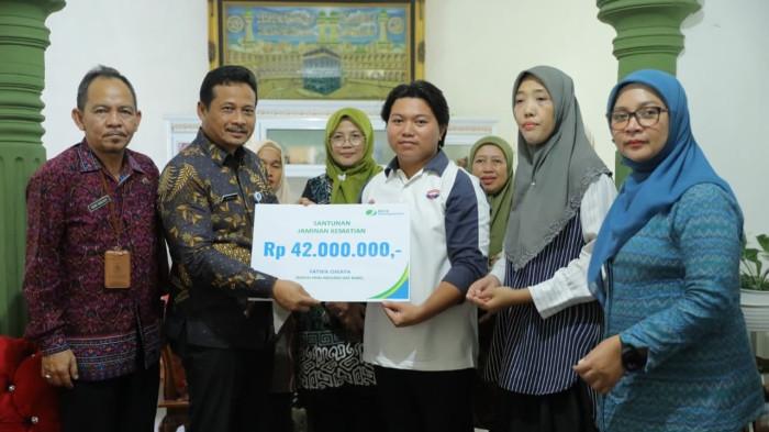 PJ Sekda Babel Serahkan Santunan Rp42 Juta dari BPJS Ketenagakerjaan ke Warga Kerabut