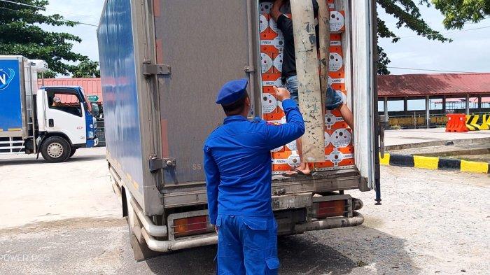 Polairud Polres Babar Awasi Muatan Barang Keluar dan Masuk Pelabuhan Tanjungkalian Mentok