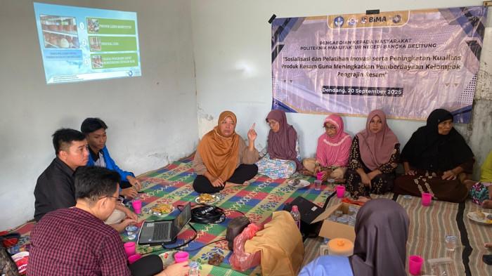 Program Pengabdian kepada Masyarakat (PkM) Berbasis Masyarakat Tahun 2025 dengan Menggandeng Kelompok Pengrajin Resam Mulkiah di Desa Dendang, Kabupaten Bangka Barat.