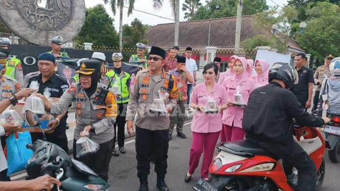 PEMBAGIAN TAKJIL -- Kapolresta Pangkalpinang, Kombes Pol Max Mariners, didampingi PJU dan pengurus Bhayangkari, saat membagikan paket takjil kepada masyarakat, Jumat (20/2/2026)