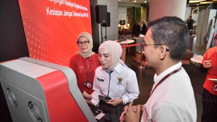 REGISTRASI BIOMETRIK - Telkomsel resmi menerapkan registrasi nomor seluler berbasis biometrik pengenalan wajah untuk program Senyum Nyaman dengan Biometrik (SEMANTIK) Komdigi, serta melindungi masyarakat dari berbagai bentuk penipuan digital, termasuk scam dan phishing. 