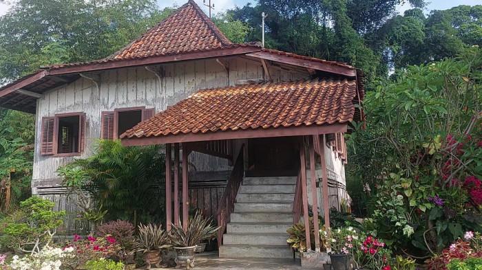 RUMAH KAYU--Kampung Ulu dikenal sebagai Kampung Melayu yang memiliki ciri khas rumah berdinding papan dan beratap genteng di Mentok, Kabupaten Bangka Barat, foto diambil, Rabu (11/2/2026).