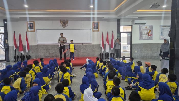Siswa SDIT Biruni Pemali Antusias Belajar Tertib Lalu Lintas, Kasatlantas Jelaskan Anti Bullying